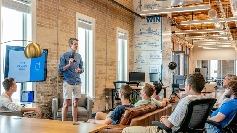Equipe reunida em escritório